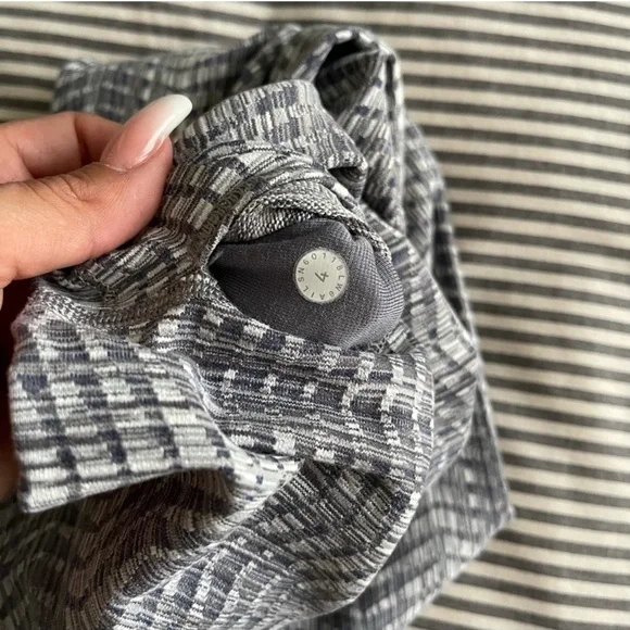 Lululemon Wunder Under Crop (Hi-Rise) *21” size: 4 - Picture 7 of 7